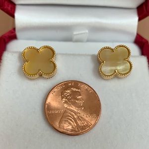 14k yellow gold with golden mother pearl earring